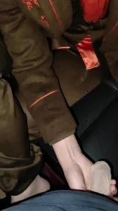 约晚上下班的乘务员小姐姐车上玩口交套丝袜足交撸射到鞋里再穿回脚上！